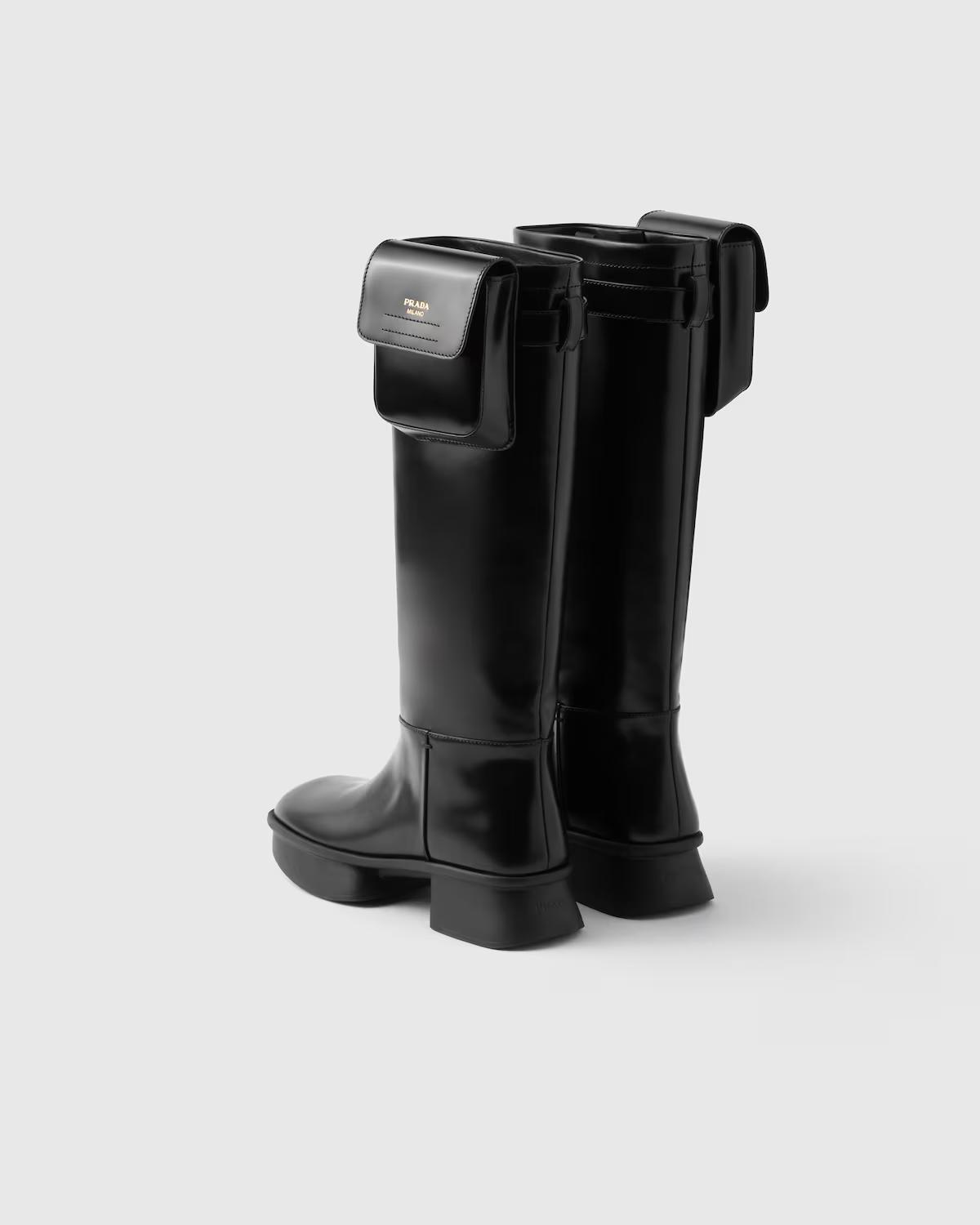 Brushed leather boots with pouch
