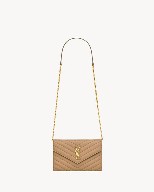 Cartera Casandre tipo sobre con cadena