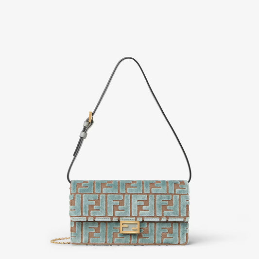 Cartera con cadena Baguette
