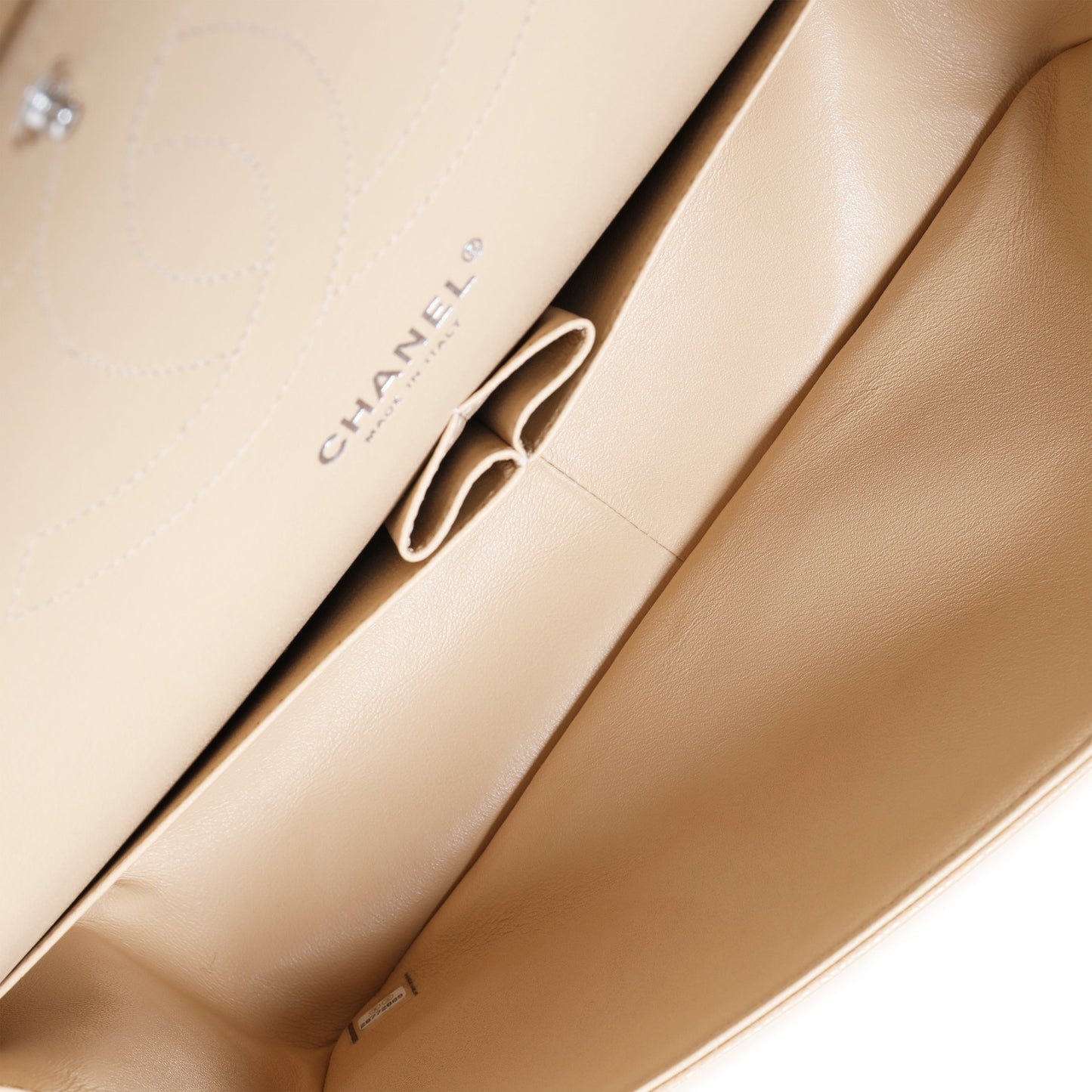 Bolso de mano clásico jumbo de doble solapa, acolchado color beige con textura de caviar