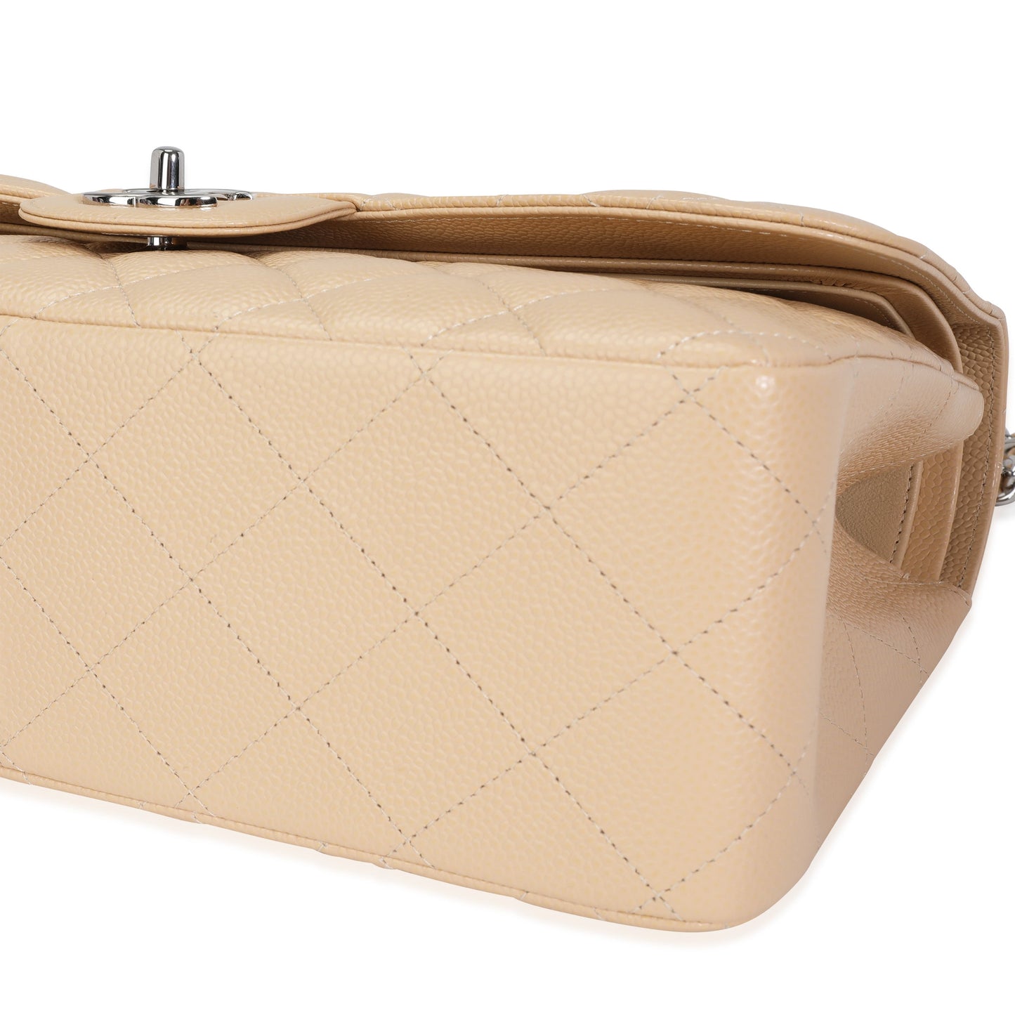 Bolso de mano clásico jumbo de doble solapa, acolchado color beige con textura de caviar