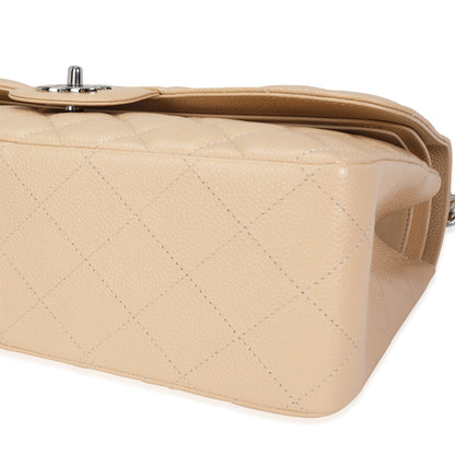 Bolso de mano clásico jumbo de doble solapa, acolchado color beige con textura de caviar