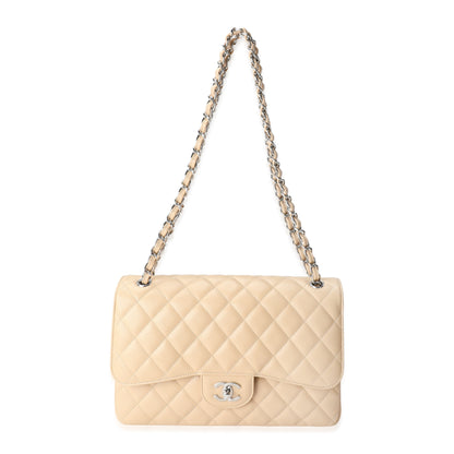 Bolso de mano clásico jumbo de doble solapa, acolchado color beige con textura de caviar