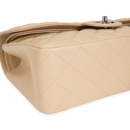 Bolso de mano clásico jumbo de doble solapa, acolchado color beige con textura de caviar