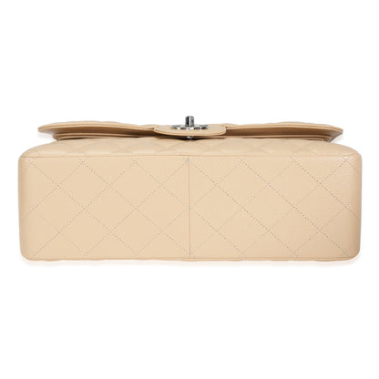 Bolso de mano clásico jumbo de doble solapa, acolchado color beige con textura de caviar