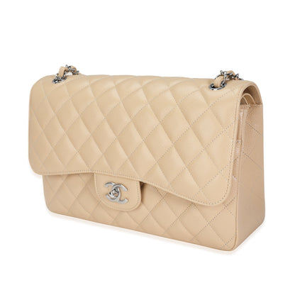 Bolso de mano clásico jumbo de doble solapa, acolchado color beige con textura de caviar
