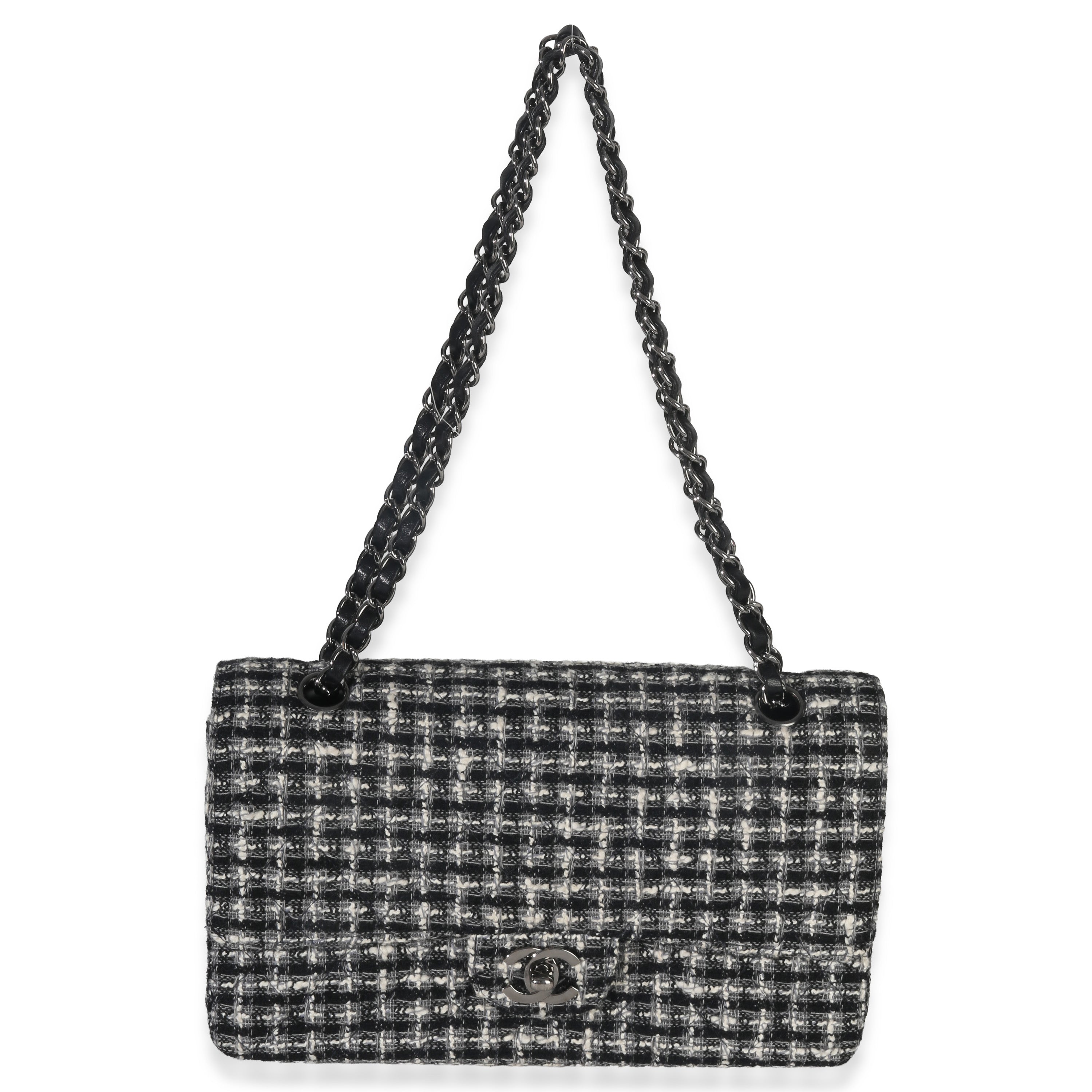 Chanel Black White Tweed Quilted Medium Classic Double Flap Handbag av