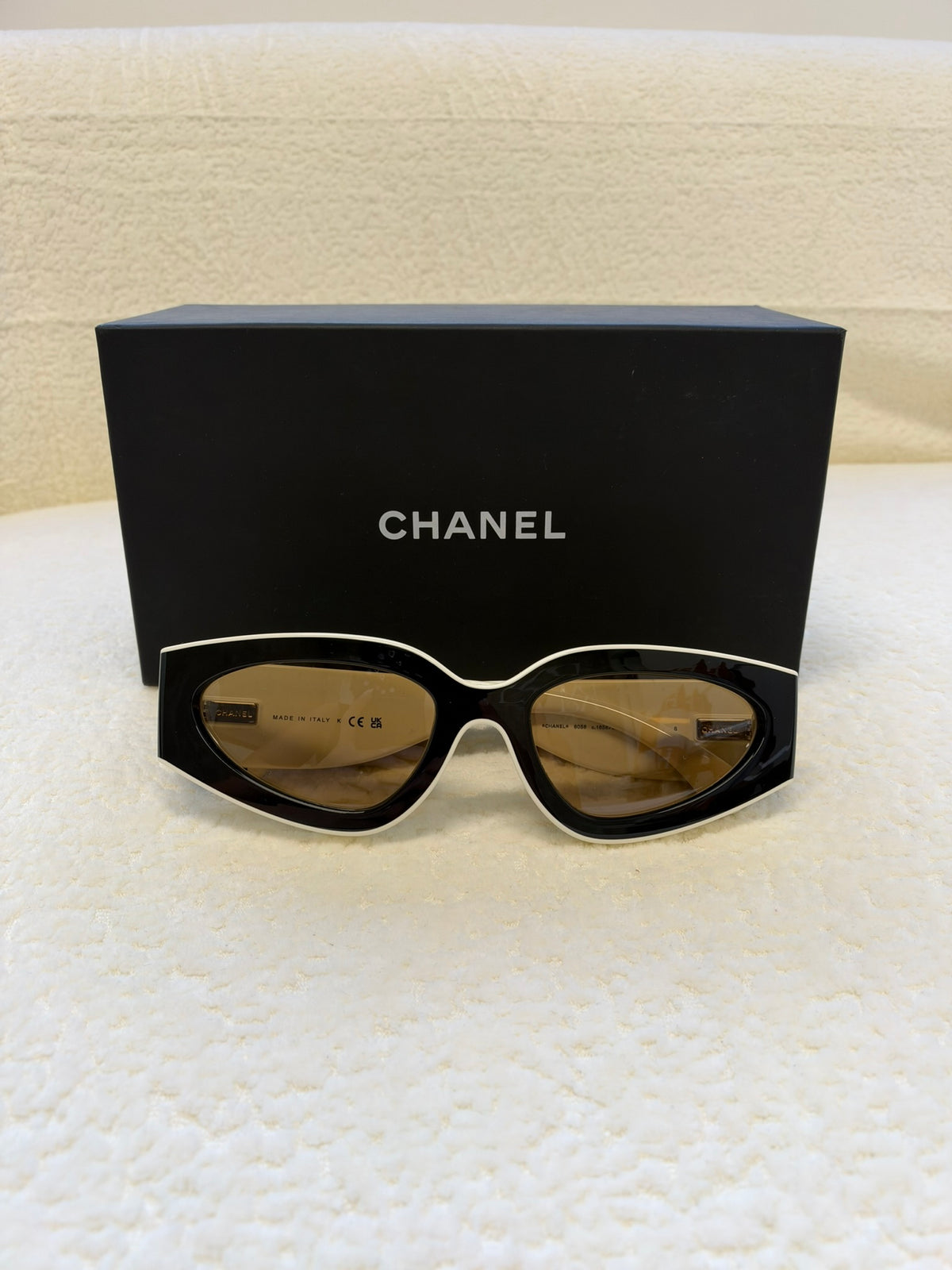 Chanel Cat Eye Sunglasses Black / White / Beige Unique
