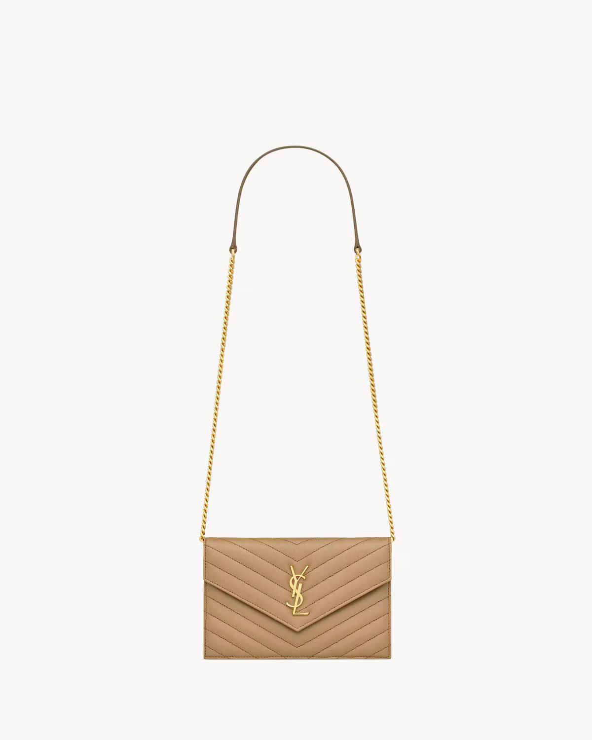 Cartera Casandre tipo sobre con cadena