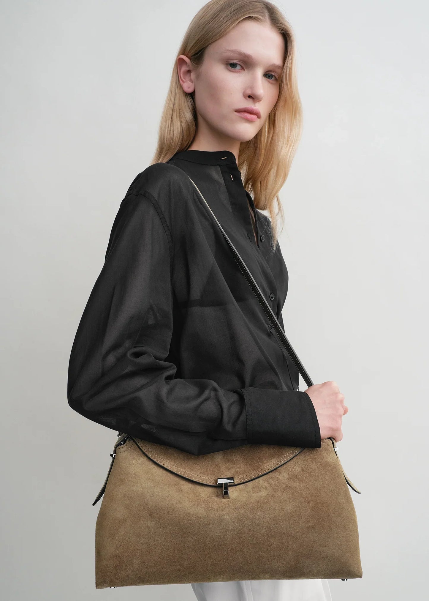 Tabaco con asa superior de ante con cierre en T