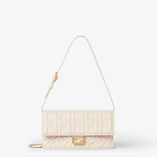 Cartera con cadena Baguette